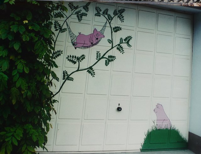 Farbiges sieht schöner aus - Kunst am Garagentor (2) - Essen-Süd