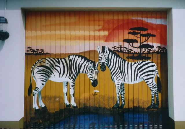 Farbiges sieht schöner aus - Kunst am Garagentor (2) - Essen-Süd