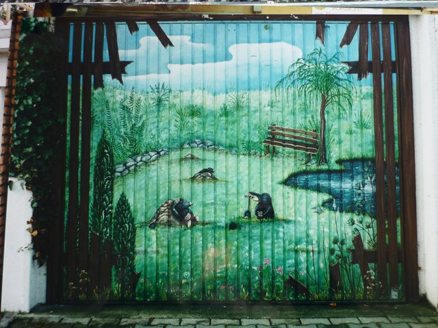 Farbiges sieht schöner aus - Kunst am Garagentor (2) - Essen-Süd