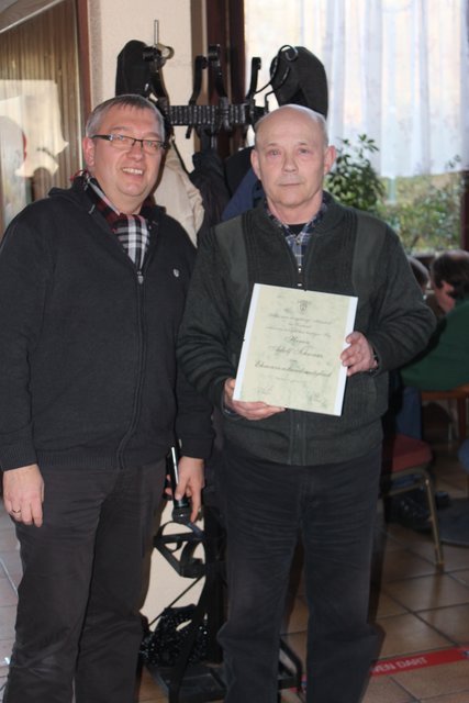 Adolf Schwarz mit Urkunde und der 1. Chef Michael Haas