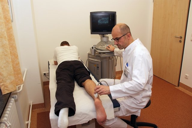 Dr. Heinrich Kleinert erstellt eine Farbdoppler-Aufnahme einer entzündeten Achillessehne, um einsprießende Gefäße zu erkennen