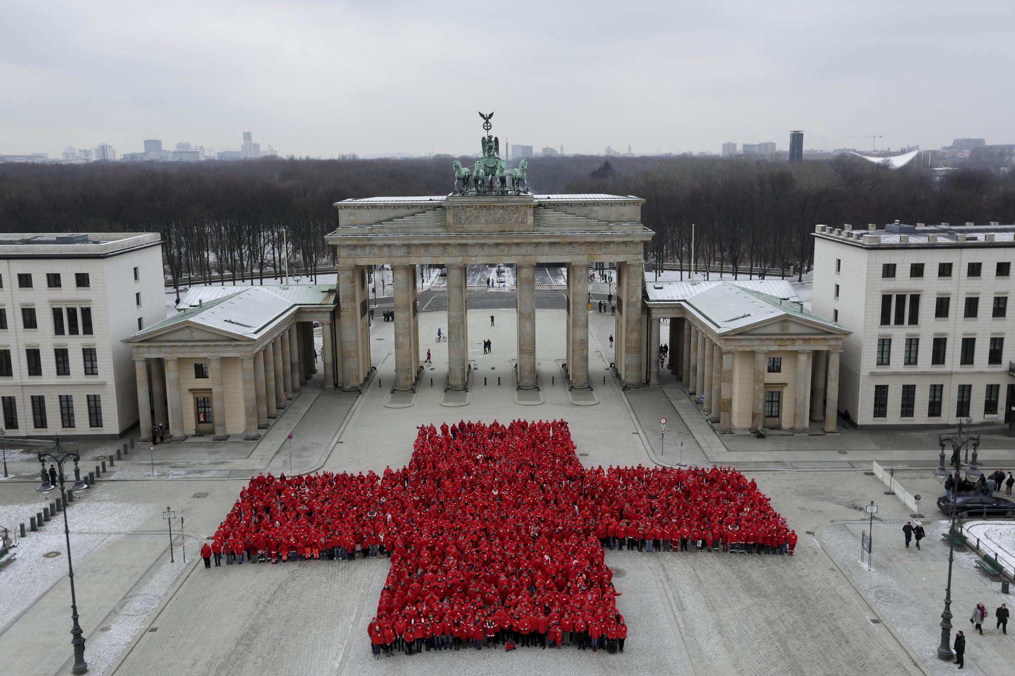 150 Jahre DRK: Großes rotes Kreuz mit 1800 ehrenamtlichen Helfern vor