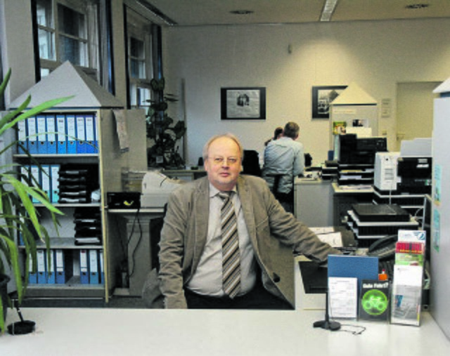 Hans-Günter Wertenbruch lässt sich testweise auf dem Platz nieder, an dem Martina Kretke Ratsuchende empfängt.