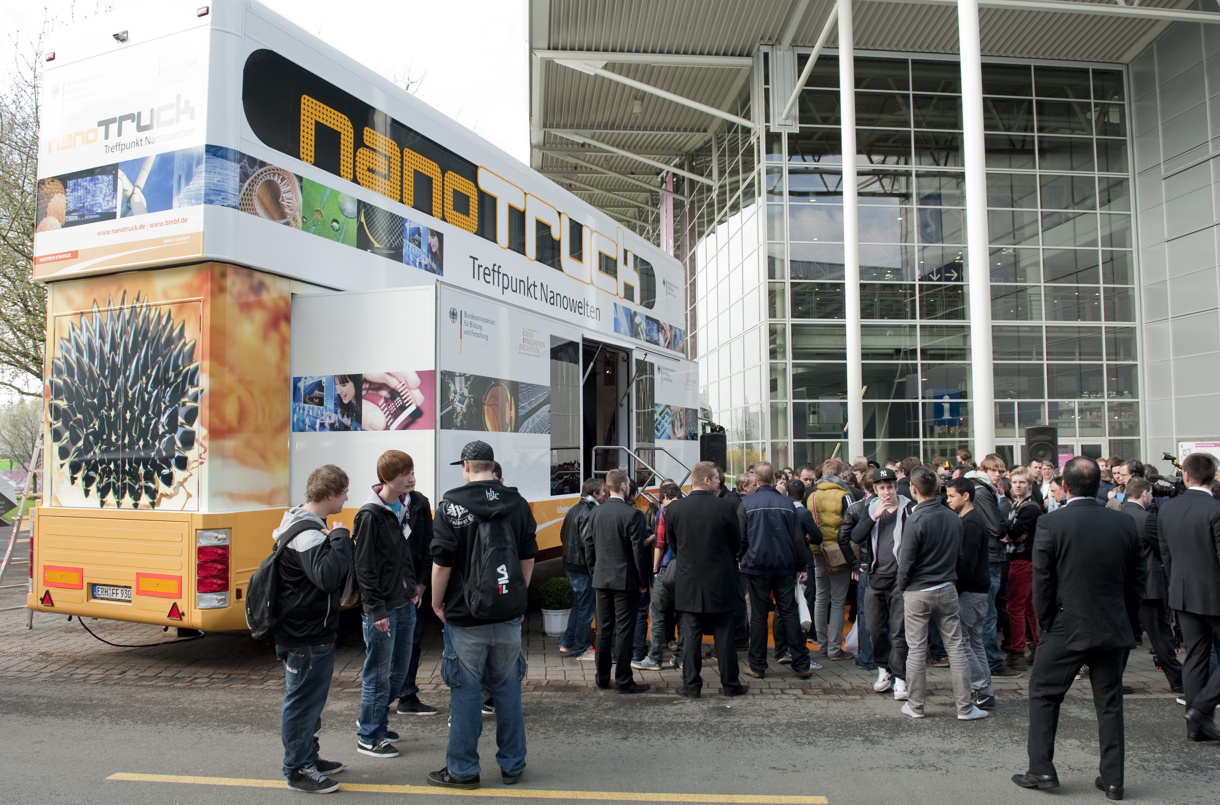 Großer Andrang am nanoTruck, der nicht nur von außen einen imposanten Anblick bietet. Auch in seinem Inneren hat das Ausstellungsfahrzeug für alle Interessierten einiges zu bieten. © Flad & Flad Communication Group