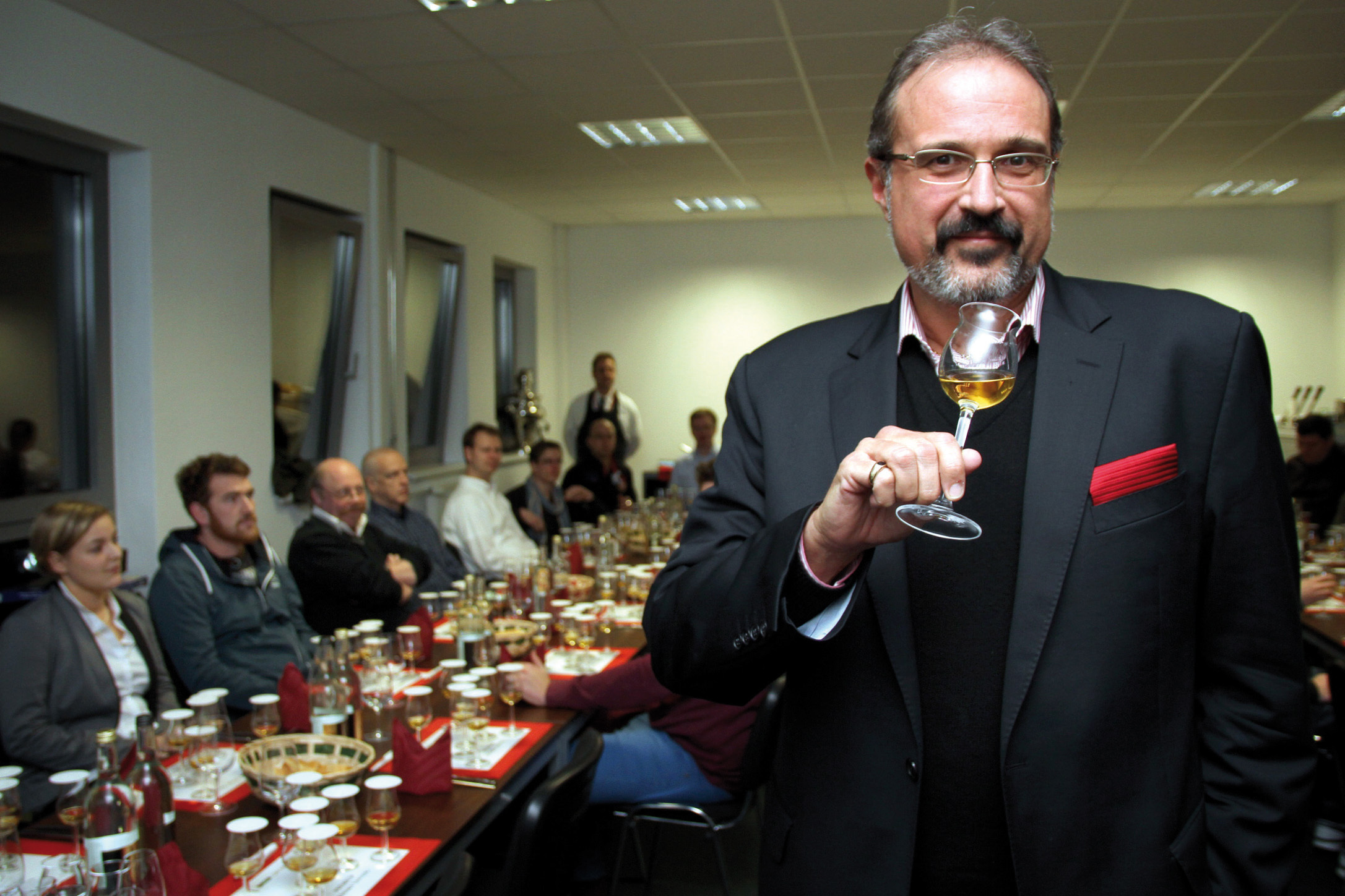 Der renommierte Spirituosen-Experte Jürgen Deibel führte das Whisky-Seminar bei Edeka Zurheide durch.Foto: Siegel