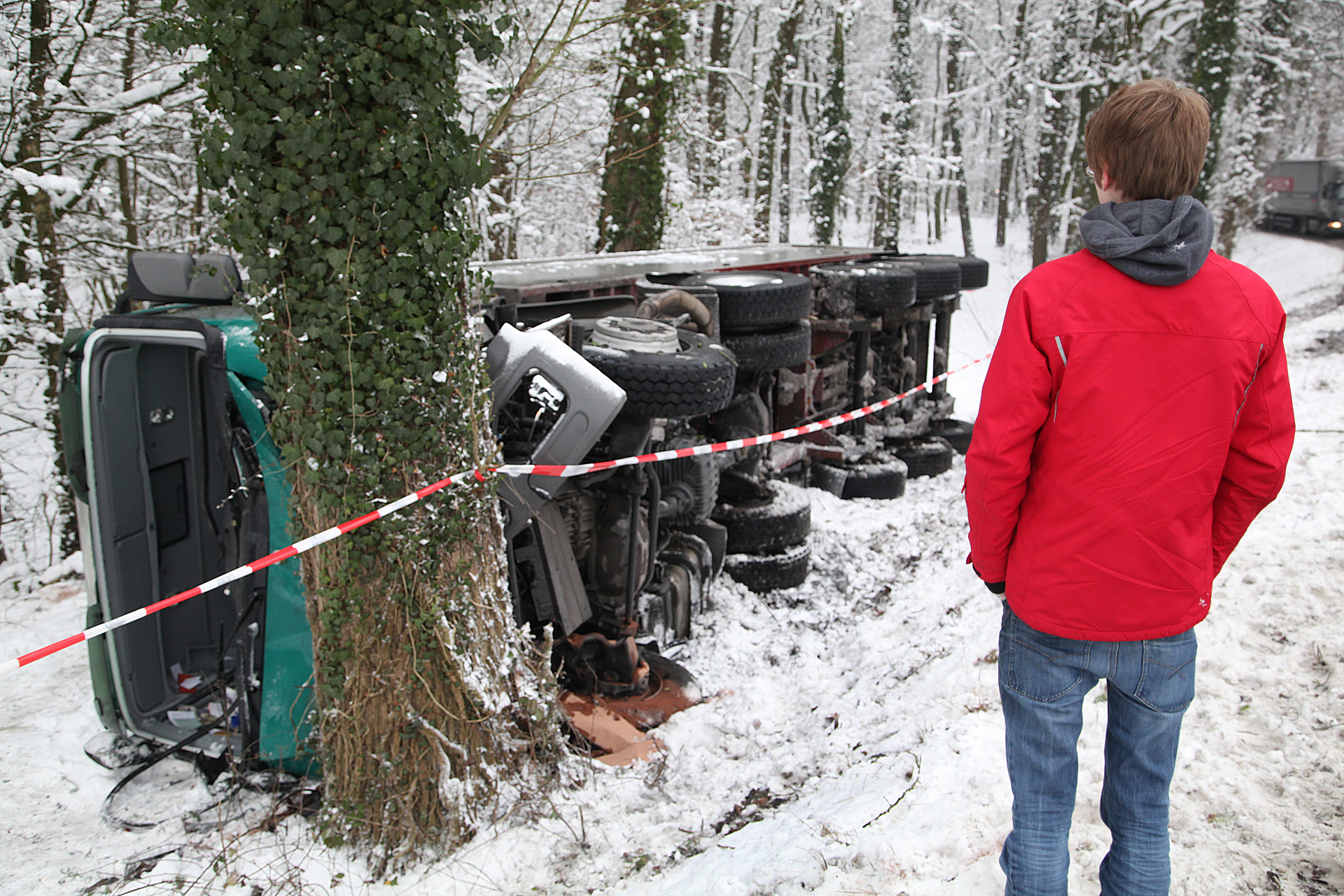 Der Lastwagen kippte in einer Kurve von der Straße.