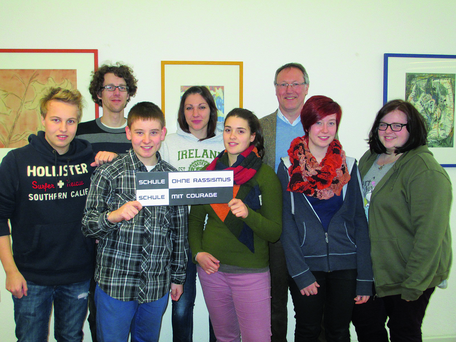 Über die Titelverleihung an das CRG freuen sich die Schülervertretung (vordere Reihe: v.l. Moritz Korte, Maximilian Petrat, Cassandra Delgado Benitez, Lena Simon, Jessika Meya) und die SV-Lehrer Mirko Piorek und Ina Schauer sowie der Schulleiter Michael Pütz.