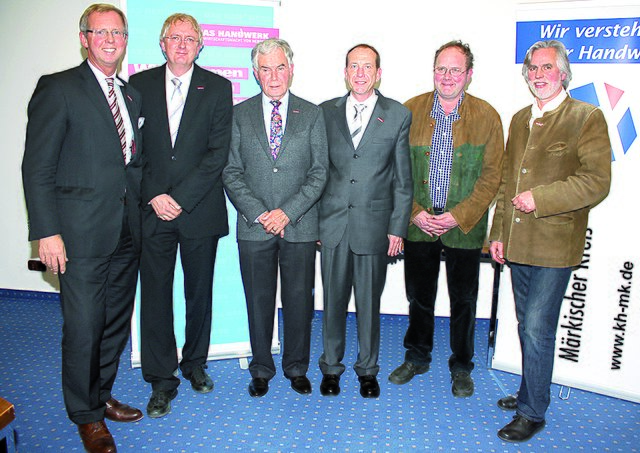 Hauptgeschäftsführer Dirk H. Jedan, Thomas F. Bock (Kreishandwerksmeister für den Märkischen Südkreis), der scheidende Kreishandwerksmeister Hans-Joachim Künzel, der neue Kreishandwerksmeister für den Märkischen Nordkreis Christian Will, sowie die stellvertretenden Kreishandwerksmeister Eckhard Roß und Wolfgang Sölter (v.l.).
