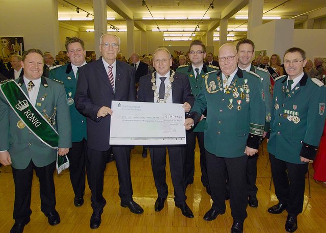 Die Schützen übergaben einen Scheck an den Bund Deutscher Kriegsgräberfürsorge. Foto: WachterStorm
