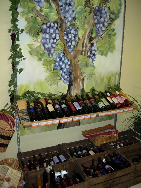Das Weinregal im Weltladen esperanza - aktuell sind 17 Fairtrade-Weine im Angebot