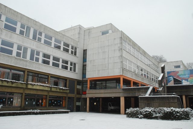 Die Untersuchungen an der Schule werden in diesen Tagen abgeschlossen. Besteht keine Gesundheitsgefahr, soll schnell wieder unterrichtet werden.
