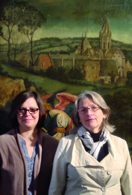 Dr. Brigitta Falk (rechts) und Andrea Wegener sind für die wissenschaftliche Betreuung der Schatzkammer verantwortlich.