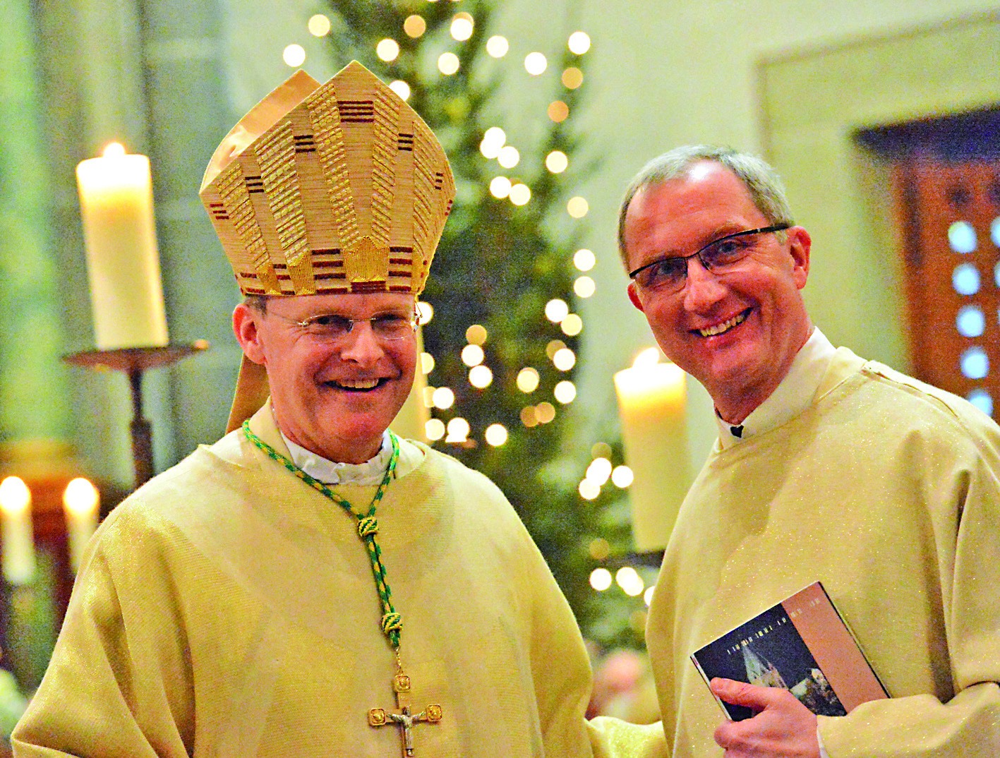 Bischof Dr. Franz-Josef Overbeck (links) kam in die Werdener Basilika, um Domkapitular Jürgen Schmidt offiziell ins Amt des neuen Pfarrers der Pfarrei St. Ludgerus einzuführen.