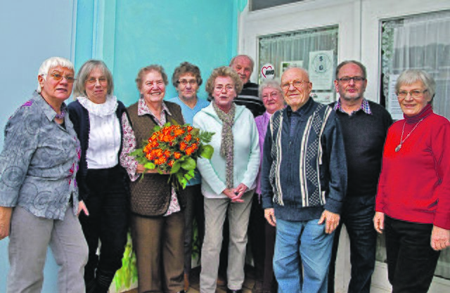 Ohne Helfer geht es nicht. Die Holthauser Seniorengemeinschaft ist eine aktive Gruppe. Das Foto zeigt ihre neue Leiterin Marianne Rogge (links), die frühere Leiterin Luise Berndt (mit dem Blumenstrauß in der Hand) und Harry Wonrath (er kocht seit 26 Jahren den Kaffee), Gerd Lang, Ursel Gust, Christel Ullmann, Ursel Märker, Helmut Kellich, Anne Burchardt und Heike Rämer. Auf dem Foto fehlt Margret Breier.Foto: Kosjak