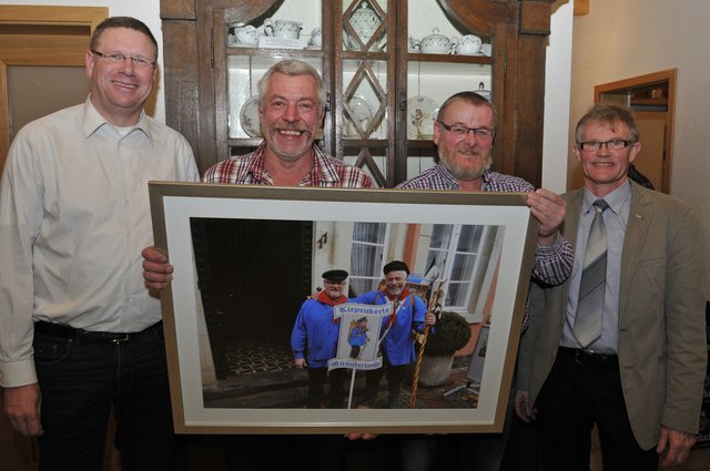 Die beiden Kiepenkerle des Vereins, Kalle Lutz und Bernhard Heming, wurden auf der Hauptversammlung mit einem Foto vom Kiepenkerltreffen für ihre gute Arbeit überrascht. Geschäftsführer Martin Huthmacher und der 1. Vorsitzende Johannes Krümpel überreichte ihnen das Bild.