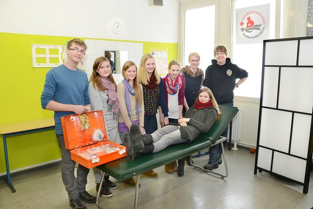 Geübt wurde jetzt auch die professionelle Zusammenarbeit mit dem DRK-Jugendrotkreuz. Die Sanitäter vom DRK gaben den IKG-Sanitätern zahlreiche Tipps. | Foto: Schmitz