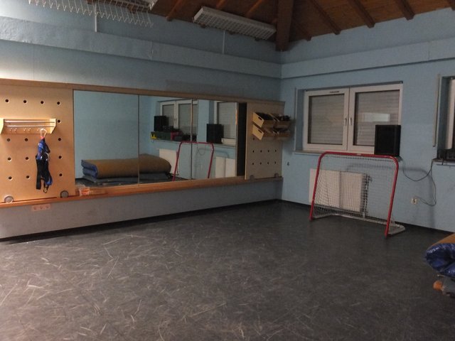 Auch eine Turnhalle gibt es