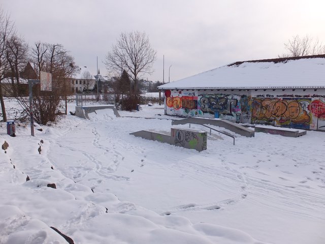Viel Platz ist hinter dem Gebäude vorhanden