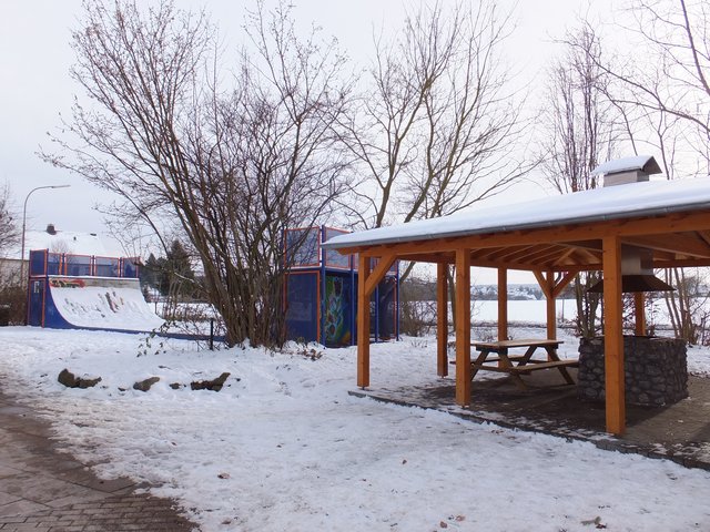 Die Grillhütte und dahinter etwas für Skater