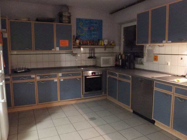 Die Küche: hier werden nicht nur Speisen aufgewärmt, sondern Kinder lernen schon, kleine Speisen selber herzurichten