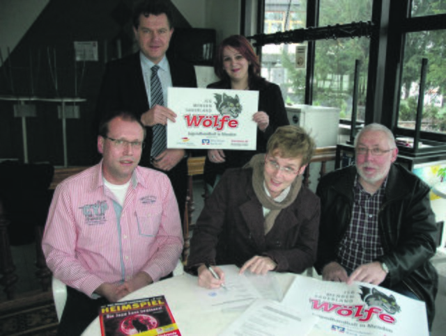 Stephan Rohe (TV Schwitten), Birgit Albrecht und Uwe Schlünder (HSG, v.v.li.) sowie die Sponsorenvertreter Thomas Pätzold (Mendener Bank) und Maria Geers(Stadtwerke) freuen sich auf den Start der Jugendspielgemeinschaft.