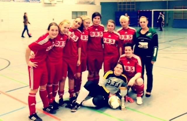 Die Siegerinnen von hinten links: Julia Oermann, Jessica Krause, Vivian Hentrich, Dana Steinsick, Jezzy Lorsbach, Laura Schmidt, Jessica Dobring, Betreuerin Jenny Endlich; vorne von links: Antje Busch, Jasmin Kamenz