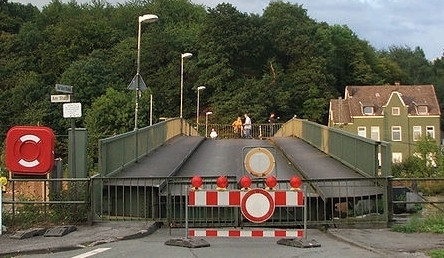 Pontonbrücke, gesperrt wegen Hochwasser, noch vor der Beschilderungsorgie