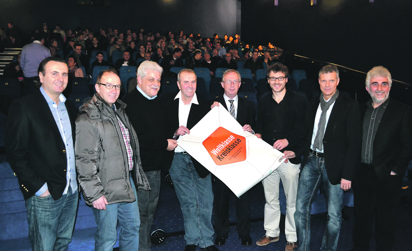 Bei der Film-Premiere: Hakki Gürbüz (1. Vorsitzender Genclikspor), Hans-Otto Matthey (Vorsitzender Fußball- und Leichtathletikkreis Recklinghausen), Muharrem Gürbüz (Geschäftsführer Genclikspor), Wolfgang Pantförder (Bürgermeister), Daniel Huhn (Regisseur und Drehbuchautor), Christoph Tesche (Stadtkämmerer) und Ensar Kurt (Vorsitzender Integrationsrat). Foto: Max Rolke
