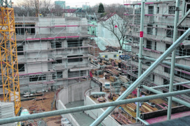 Blick aus der zukünftigen Penthaus-Wohnung am Niederfeldsee auf die Baustelle der Allbau AG.
