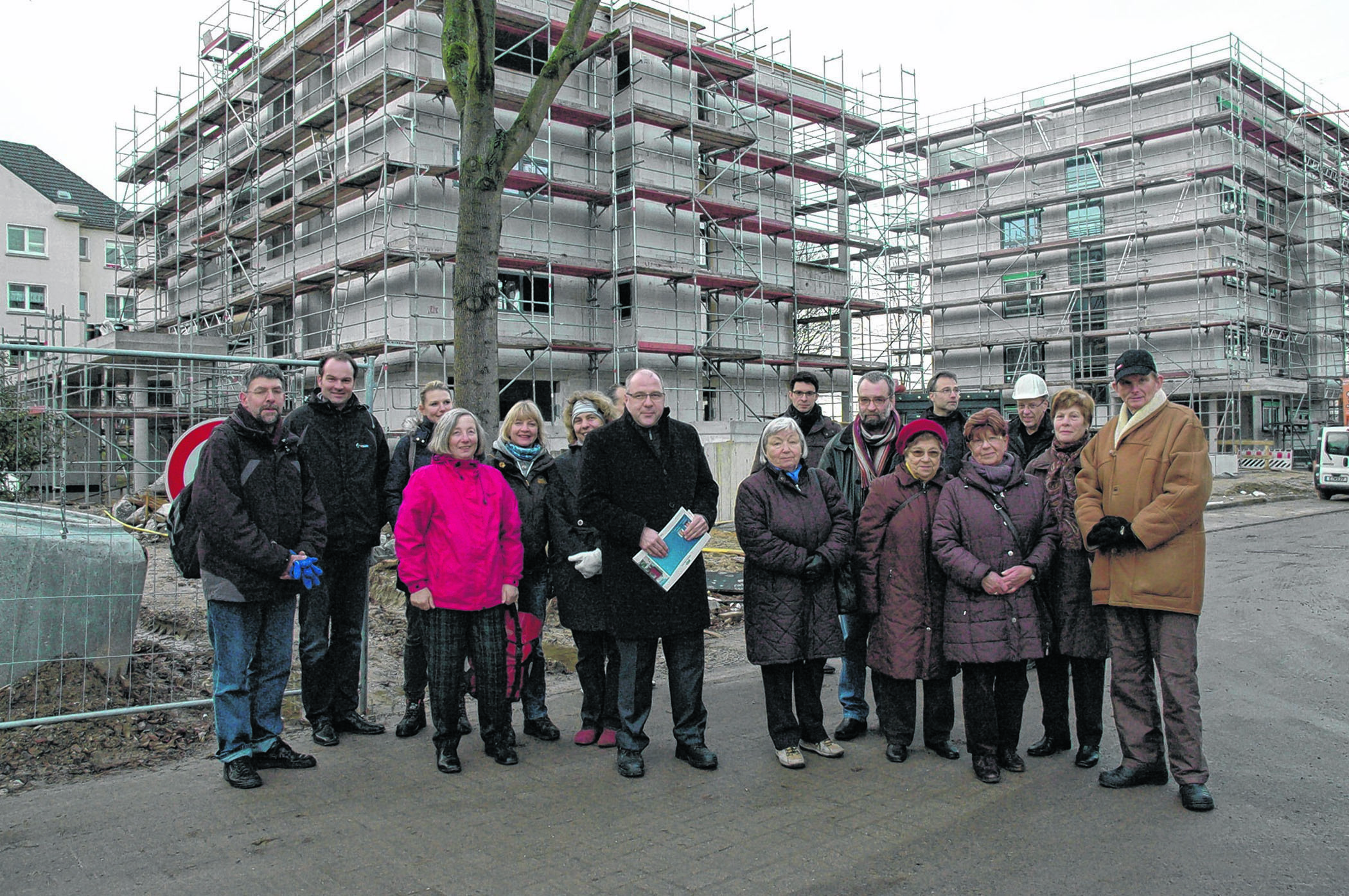 Wohnen am See. Die Allbau AG macht‘s möglich und errichtet mitten in Altendorf im neuen Uferviertel 62 Neubauwohnungen. Der Arbeitskreis „Fundstücke im Essener Westen“ durfte unter Leitung von Allbau-Vorstand Dirk Miklikowski (Bildmitte) die Baustelle erkunden.