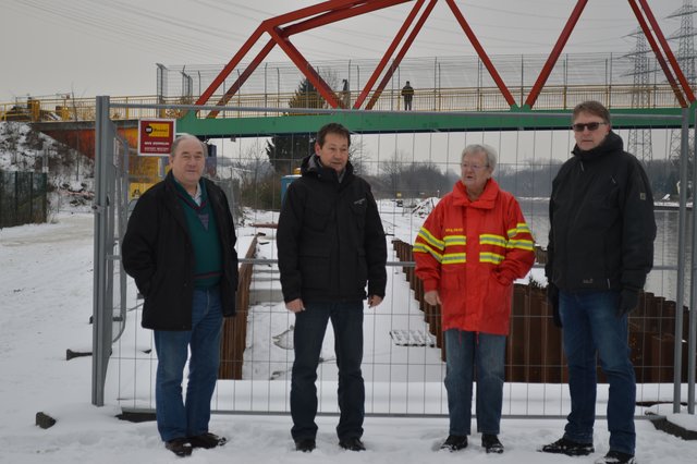 Fassungslos über den Stillstand am Kanal: Der Vorsitzende der DLRG-Ortsgruppe Wanne, Egbert Müller, CDU-Fraktionsvorsitzender im Bezirk Wanne, Frank Droste, Ursel Müller vom DLRG und Bezirkspolitiker Carsten Dirk Kensy