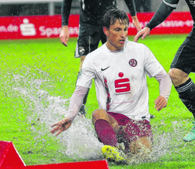 Das letzte Heimspiel (gegen Verl) fand auf einer Wasserrutsche statt, und auch zur Zeit sind die Bedingungen an der Hafenstraße alles andere als ideal. | Foto: Michael Gohl