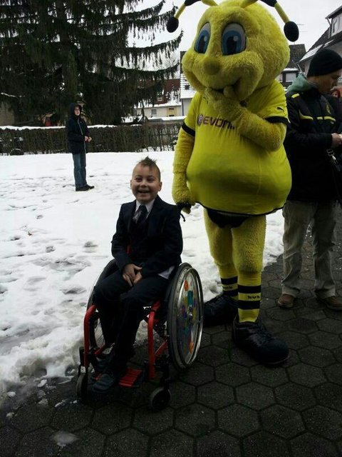 Mittlerweile ist Luca an den Rollstuhl gefesselt.