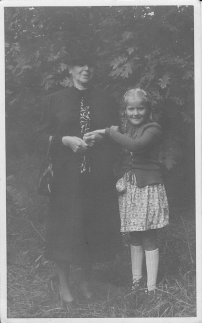 Großmutter und Enkelin 1954, Foto von einer AWO-Seniorin zur Verfügung gestellt