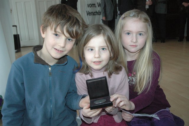 Die Kinder sind stolz auf die Medaille