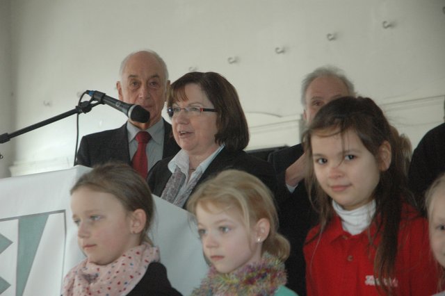 Die Schulleiterin bedankt sich mit freundlichen Worten