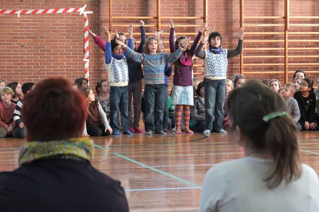 Rund 100 Kinder kamen mit ihren Familien in den kleinen Saal am Westring.