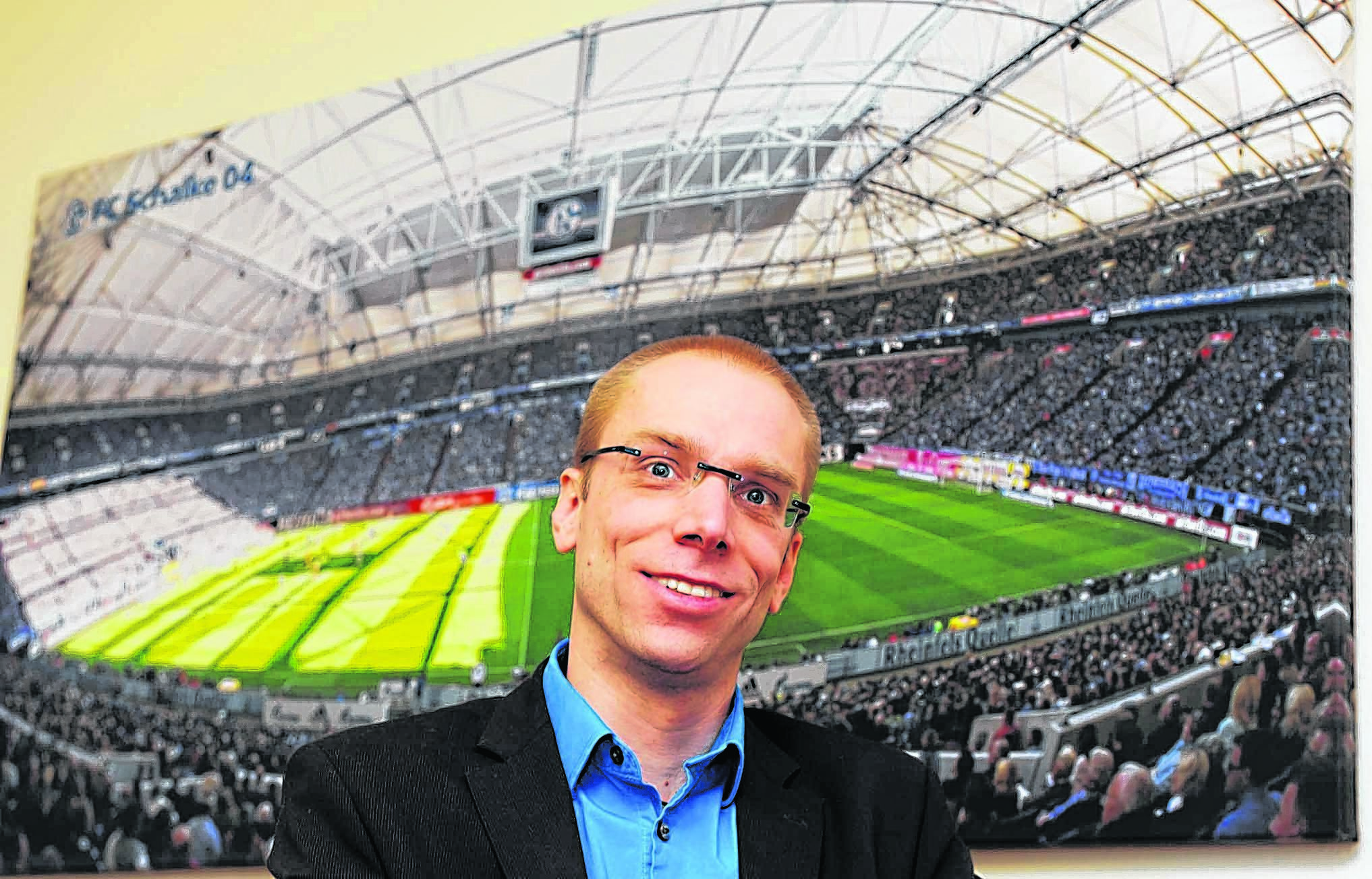 Ralf Bockstedte vor einem seiner erklärten Lieblingsmotive: der Arena auf Schalke. Für den Revierclub schlägt sein Fußballerherz - das private. Der Frintroper Rechtsanwalt ist mit dem Fußballvirus infiziert. "Fußball ist wie eine Droge", erklärt er augenzwinkernd seine Begeisterung.