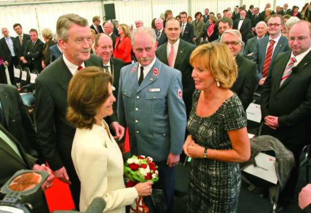 Ulrike Kriener mit Königin Silvia von Schweden (li.) bei der Eröffnung des Malteser Tagestreffs in Bottrop im März 2012.