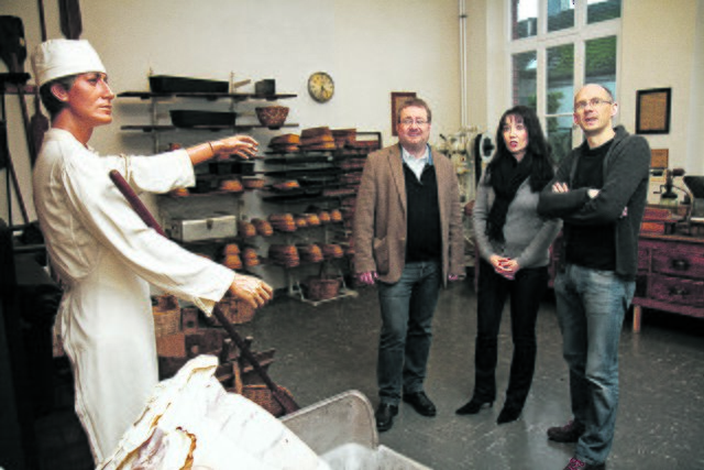 Ob die Museumsbäckerei im „neuen“ Museum zu sehen sein wird, steht noch nicht fest. In den kommenden Jahren werden Museums-Chef Dr. Oliver Doetzer-Berweger (l.) und Historiker Ralf Piorr Stück für Stück das Heimatmuseum umgestalten. Vertreter des Integrationsrats (auf unserem Foto: die stellv. Vorsitzende Nurten Özcelik) ließen sich das Konzept kürzlich erklären.Foto: Detlef Erler