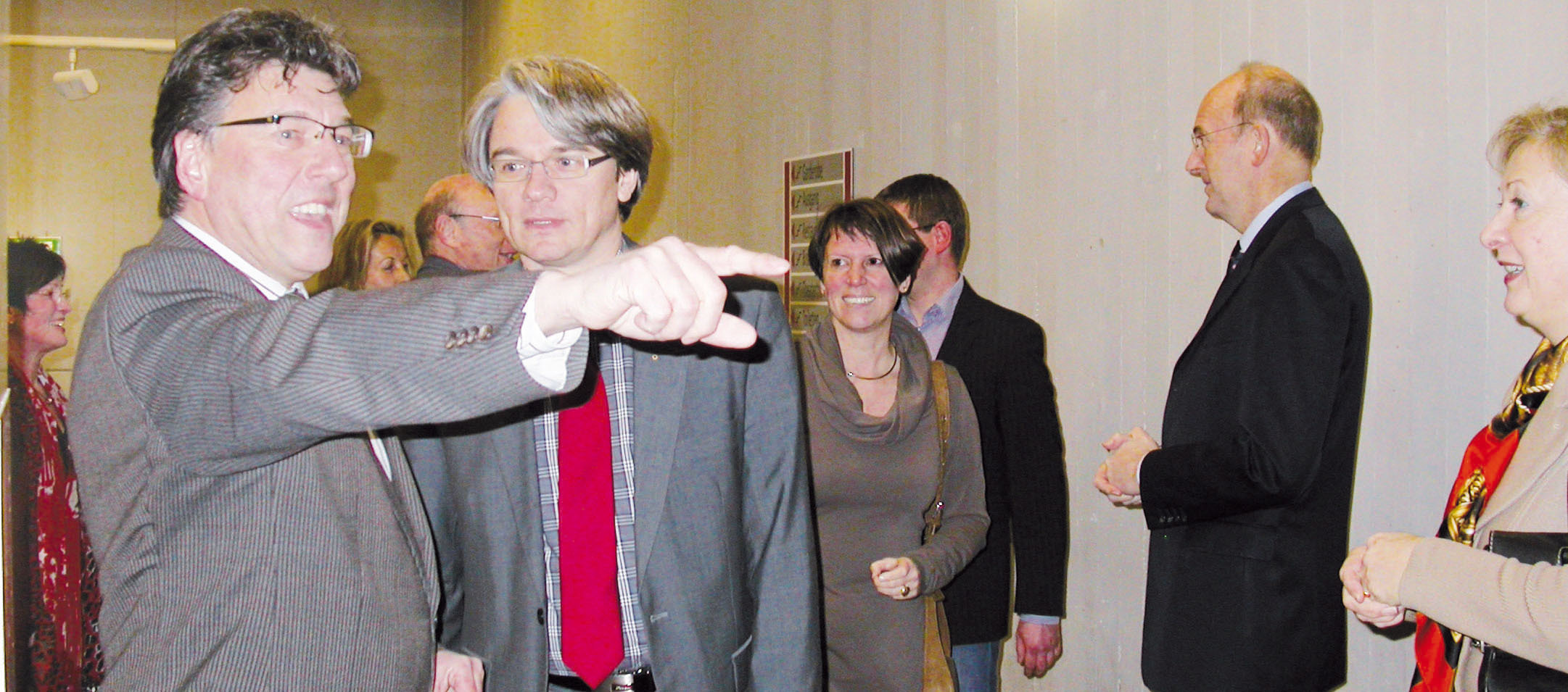 CDU-Fraktionschef Heinz Wansing zeigt Kämmerer Thomas Palotz einmal mehr, wo´s lang geht am Aschermittwoch, wenigstens.