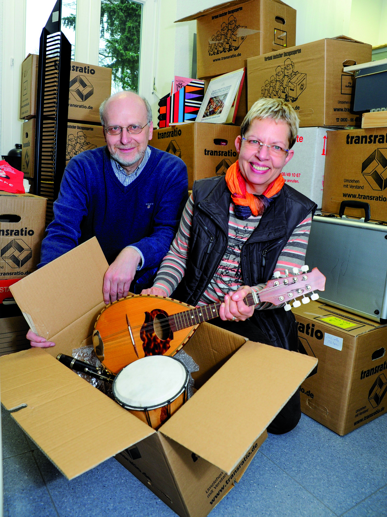 Peter Ansorge (l.) und Bärbel Frensch-Endreß sitzen in der Musikschule schon auf gepackten Kartons.
