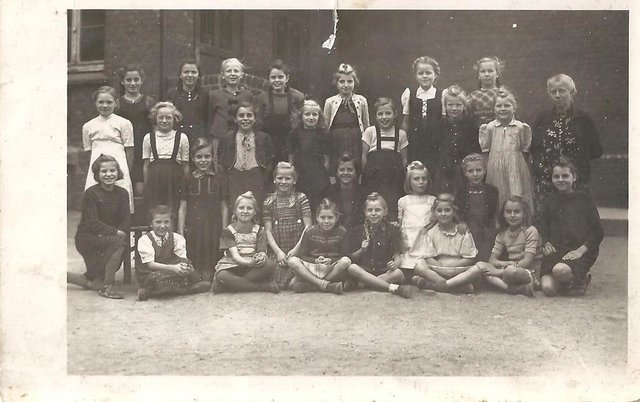 Mutter als Schulmädchen in Borbeck