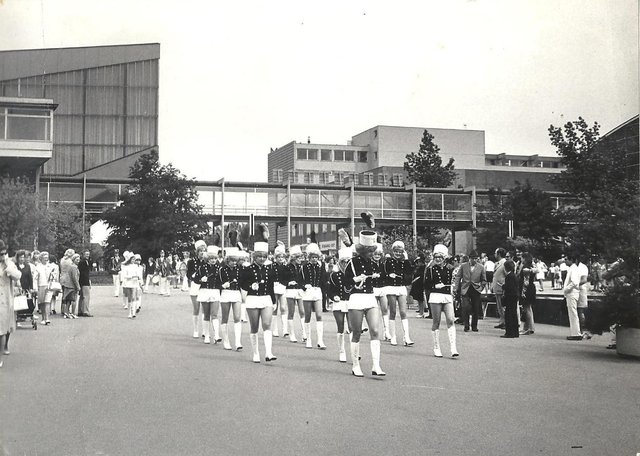 Cousine Karin mit ihrer Karnevalstanzgarde vor der Gruga