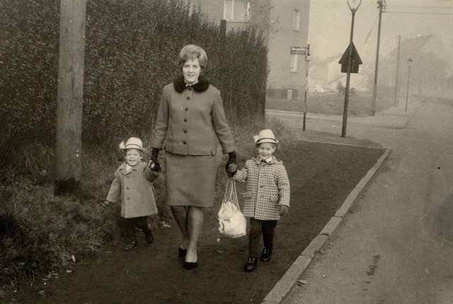 Fein angezogen für den Besuch bei den Grosseltern.