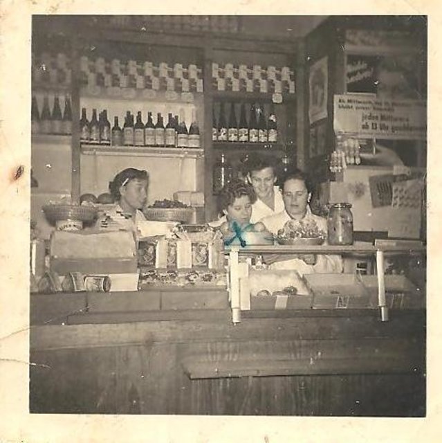 Mutter Elfriede als Lebensmittelverkäuferin 1956