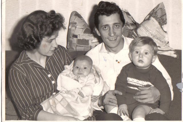 Eltern mit meiner Schwester und mir 1959