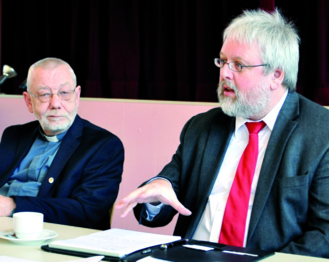 Pater Dietmar Weber und Martin Blasig erläutern das zukünftige Konzept der Klinik-Kooperation.