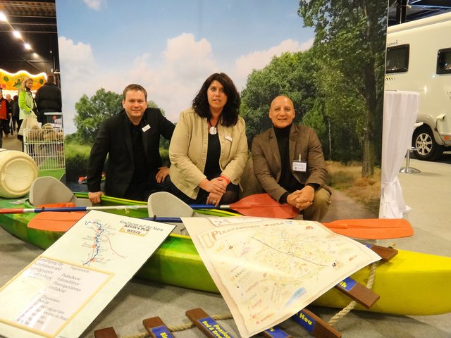 Torsten Kauling (Stadt Goch), Klaudia Gärmer (Gemeinde Uedem) und Khalid Rashid (Gemeinde Weeze) sitzen gemeinsam in einem Boot, wenn es um die Werbung und Vermarktung der touristischen und kulturellen Highlights der Regio, wie z. B. auf der NTFM, geht.