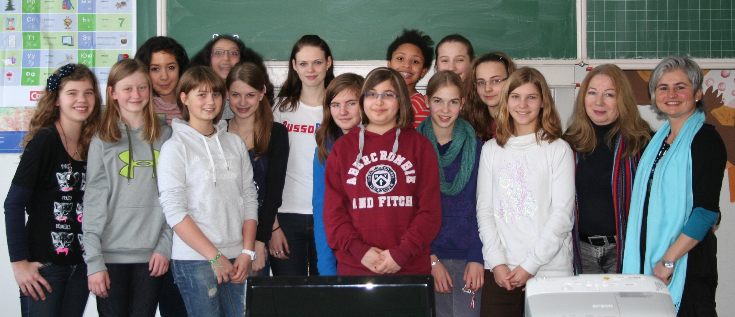 Schülerinnen der Klasse 7d mit Oksana Kogan-Pech (2.v.r), Organisatorin des RussoMobils und Sprachanimateurin Mascha Frolova (7.v.l.) und Schülleiterin Katy Wenning.